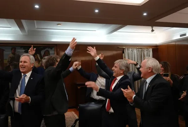Euforia en el Gobierno: la foto que compartió Manuel Adorni de los “festejos” por la salida del cepo