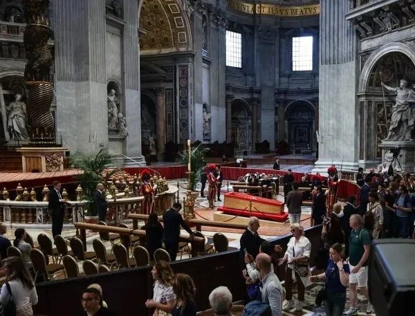 Segundo día para dar el último adiós al papa Francisco: ya lo hicieron casi 50 mil personas