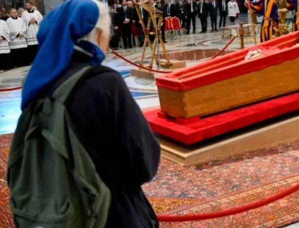 El mensaje de la monja que rompió el protocolo en el funeral del papa Francisco: “Paz y apertura para los pobres”