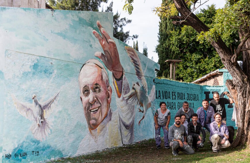 EL MUNICIPIO DE ALTE BROWN HOMENAJEÓ AL PAPA FRANCISCO CON UN MURAL EN RAFAEL CALZADA