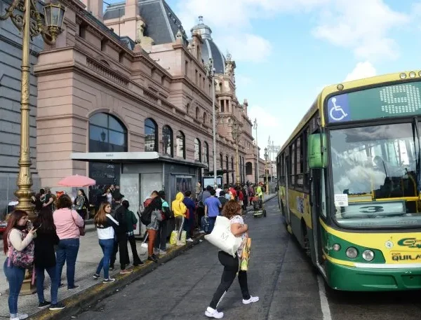 Largas filas en las paradas de colectivos del AMBA por el paro de hoy de la CGT