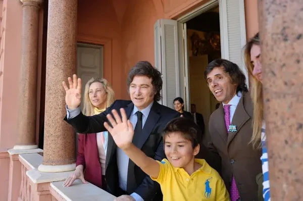 Quién es Pedro, el niño fanático de Javier Milei que saludó desde el balcón de Casa Rosada