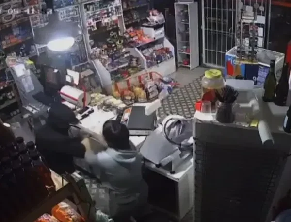 Violento asalto en Pergamino: delincuentes destruyeron la vidriera de un negocio y se llevaron todo lo que pudieron