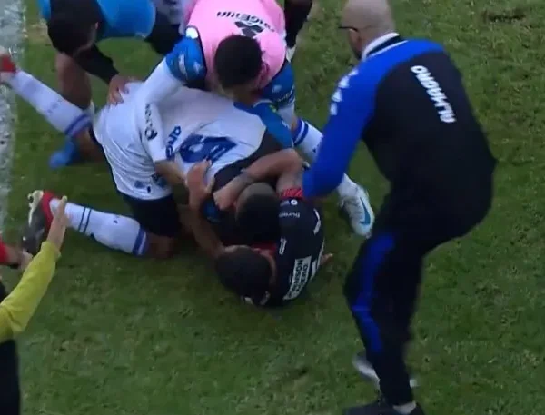 Batalla campal en la Primera Nacional: Almagro y Patronato terminaron a las piñas