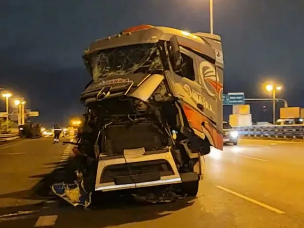 Impresionante choque entre un colectivo y un camión en Autopista del Oeste dejó dos heridos
