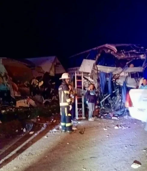 Tragedia en la Ruta 3: choque frontal entre un micro y un camión dejó al menos cuatro muertos