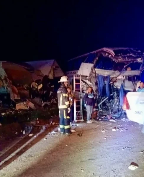 Tragedia en la Ruta 3: choque frontal entre un micro y un camión dejó al menos cuatro muertos