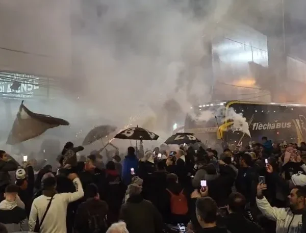 Locura calamar: los hinchas de Platense coparon las calles para recibir al plantel tras la hazaña