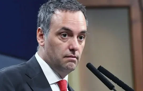Manuel Adorni postuló a dos insólitos candidatos para sucederlo como vocero: un actor y un exfutbolista