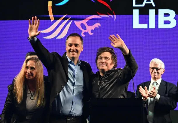 Javier Milei acompañó a Manuel Adorni en el acto de cierre y cargó contra “la mierda del partido del Estado”