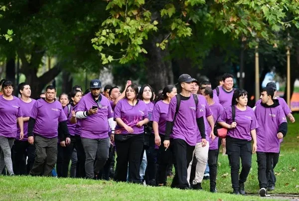 Difunden video de militantes libertarios haciendo fila tras el acto de Manuel Adorni: “¿Para cobrar?”