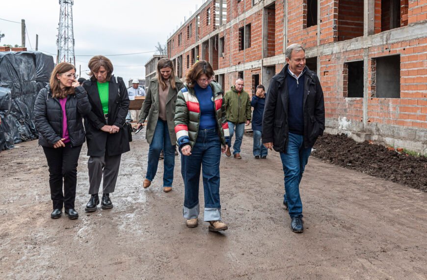 CASCALLARES Y BATAKIS RECORRIERON LAS OBRAS DEL NUEVO COMPLEJO DE VIVIENDAS EN JOSÉ MÁRMOL