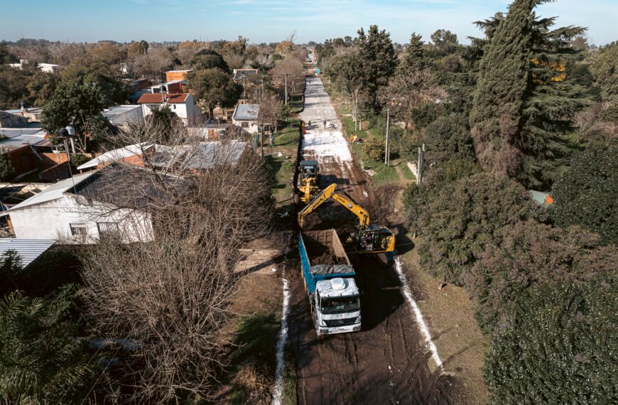 EL MUNICIPIO DE ALTE BROWN PAVIMENTA LA CALLE GOBERNADOR ARIAS, UNA ARTERIA QUE CONECTA A LOS BARRIOS DE GLEW