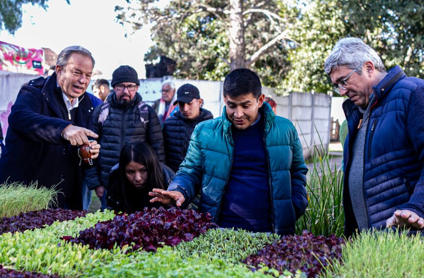 CASCALLARES Y EL MINISTRO JAVIER RODRÍGUEZ ENTREGARON INSUMOS Y CERTIFICADOS PARA POTENCIAR LA PRODUCCIÓN LOCAL