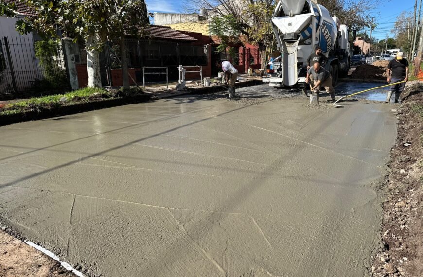 CONTINÚAN EN LOS BARRIOS DE ALTE BROWN LOS TRABAJOS DE MEJORADO, CONSOLIDADO Y BACHEO DE CALLES