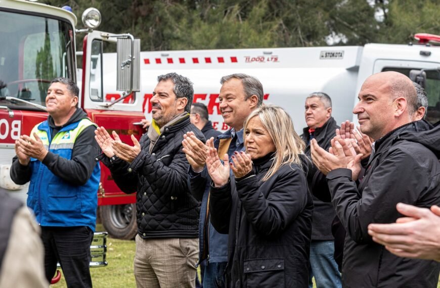 CASCALLARES ACOMPAÑÓ A LOS BOMBEROS VOLUNTARIOS DE ALTE BROWN QUE RECIBIERON UNA NUEVA AUTOBOMBA