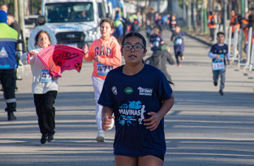 MÁS DE 2 MIL VECINOS PARTICIPARON DE LA CARRERA “MALVINAS, SOBERANÍA Y MEMORIA”