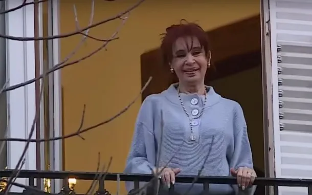 El frío no detuvo la vigilia de la militancia y Cristina Kirchner volvió a saludar desde el balcón
