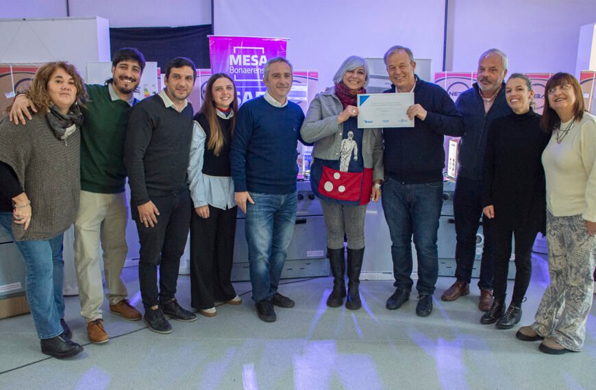 PROVINCIA Y MUNICIPIO ENTREGARON EQUIPAMIENTO A 40 ESCUELAS DE ALTE BROWN