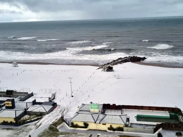 Nieve en Miramar: impactantes imágenes de las playas teñidas de blanco
