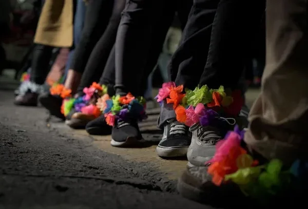 Mujeres se colocan tobilleras de colores frente a la casa de Cristina Kirchner: “Nos la ponemos todas”