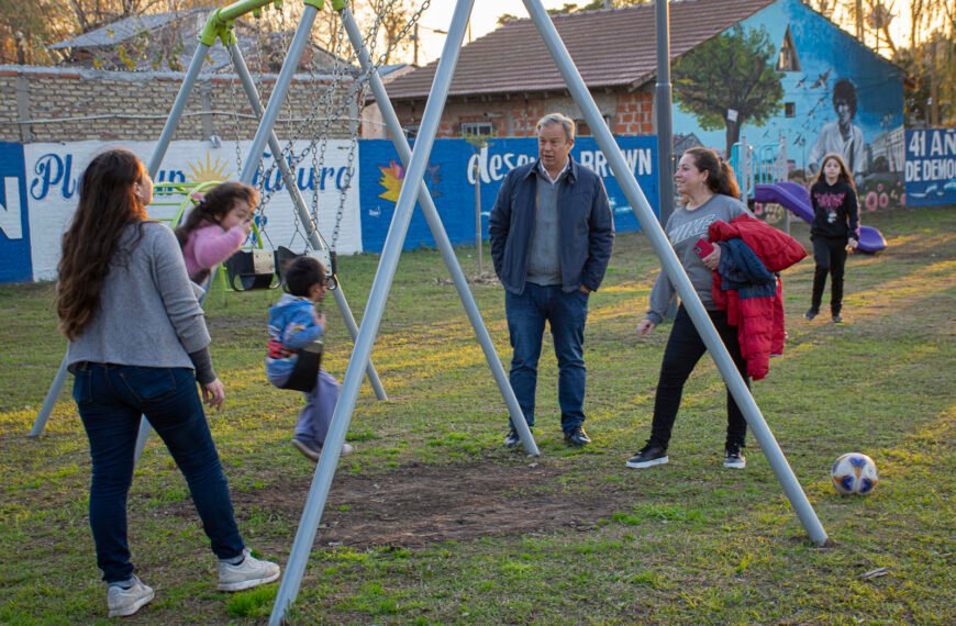CASCALLARES RECORRIÓ UNA NUEVA PLAZA PUESTA EN VALOR POR EL MUNICIPIO