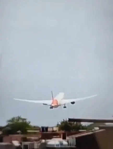 Así se estrelló un avión de Air India con más de 200 pasajeros a bordo
