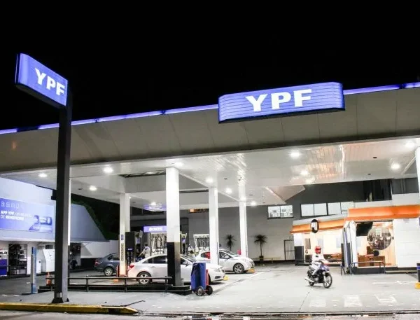 Arrancó el descuento en YPF por cargar nafta de madrugada: de cuánto es la rebaja