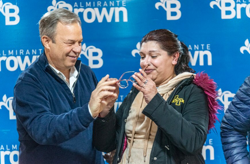 CASCALLARES PARTICIPÓ DE UNA ENTREGA DE LENTES A VECINOS BROWNIANOS