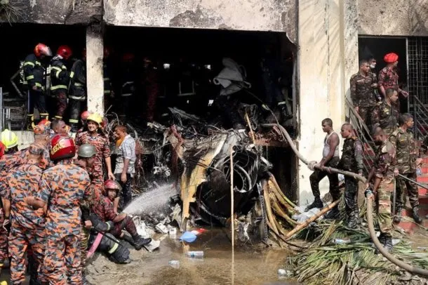 Tragedia en Bangladesh: un avión militar se estrelló contra un colegio y dejó al menos 27 muertos