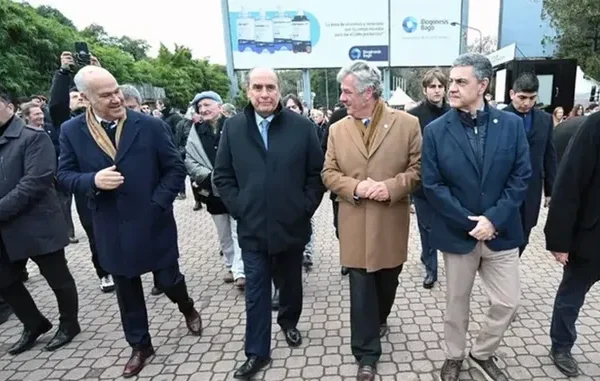 Guillermo Francos se mostró con gobernadores en la Rural: “Seguimos peleando”