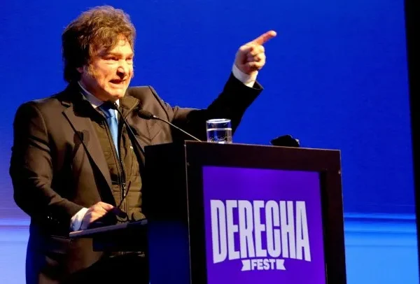 Eufórico, Javier Milei cantó “Panic show” en la Derecha Fest pese a algunas sillas vacías