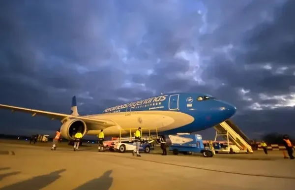 Alarma en Aeroparque y Ezeiza por amenazas de bomba que afectaron a dos vuelos en simultáneo