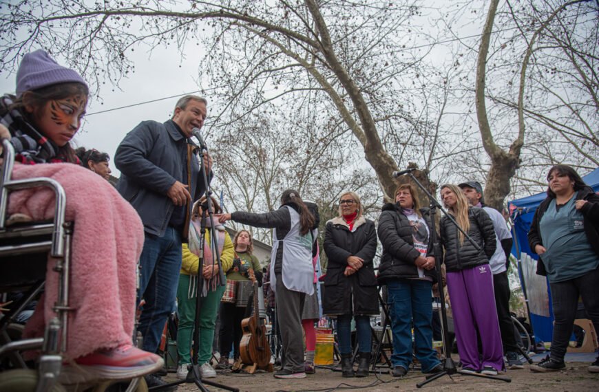 CASCALLARES Y PAULA EICHEL ACOMPAÑARON A FAMILIAS BROWNIANAS EN DEFENSA DEL HOSPITAL GARRAHAN