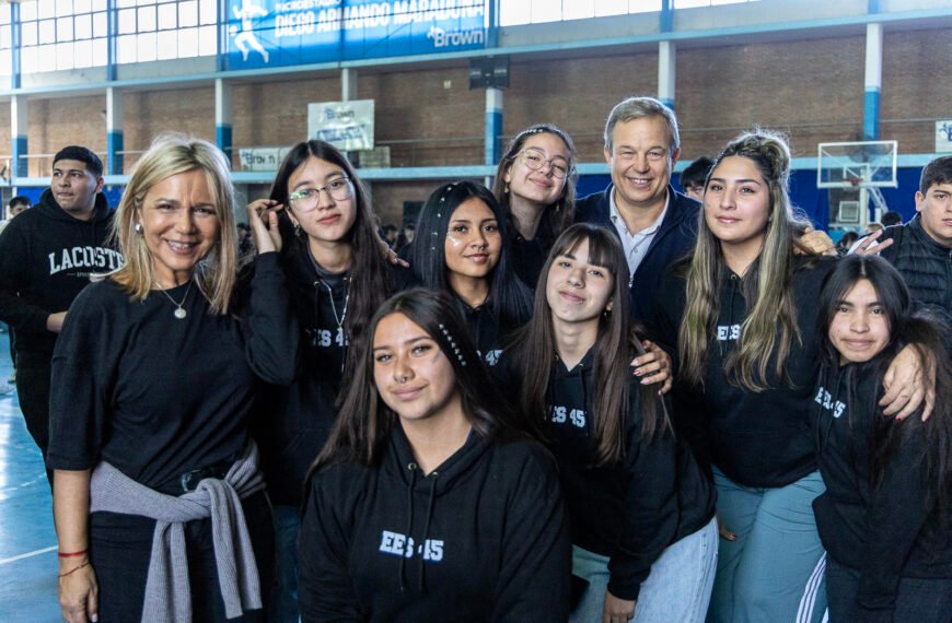 CASCALLARES Y PAULA EICHEL COMPARTIERON UNA JORNADA RECREATIVA CON 4 MIL EGRESADOS DE COLEGIOS SECUNDARIOS