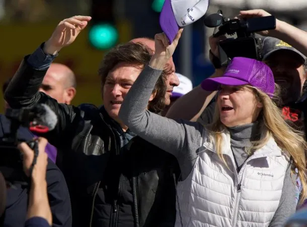 Caos y furia en Lomas de Zamora: fotos y videos del repudio a Javier Milei y su hermana Karina