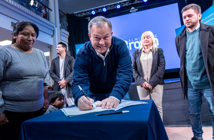 CASCALLARES ACOMPAÑÓ EN LA FIRMA DE SU ESCRITURA A 265 FAMILIAS DE GLEW, CALZADA, MALVINAS ARGENTINAS Y DON ORIONE