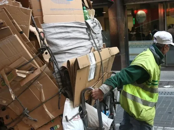 Los recicladores, en rojo: el kilo de cartón se desplomó y ganan mucho menos