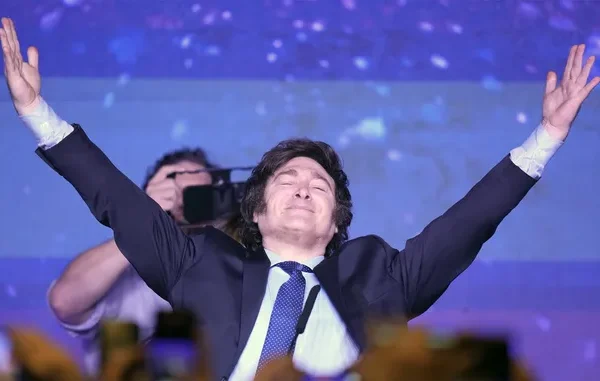 “No pienso en la reelección”, reveló un Javier Milei sin voz por los plátanos y “a la miseria”