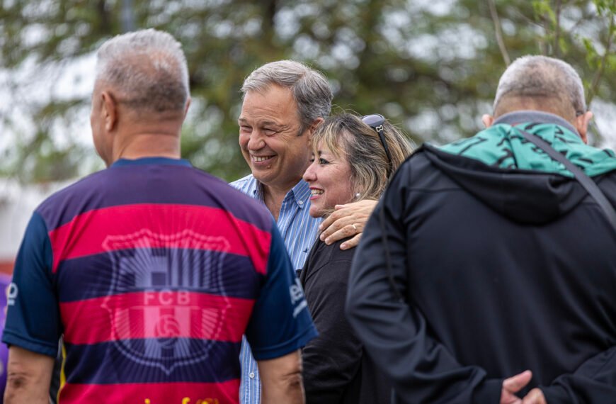 CASCALLARES RECORRIÓ UNA RENOVADA PLAZA EN MINISTRO RIVADAVIA Y DIALOGÓ CON LOS VECINOS