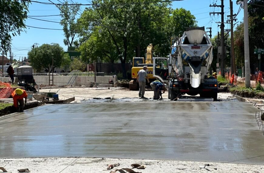 REPAVIMENTAN CON HORMIGÓN LA CALLE PRESIDENTE PERÓN, EN EL MARCO DE LA OBRA DEL PASO BAJO NIVEL DE CALZADA
