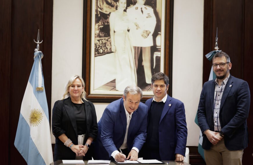 CASCALLARES FIRMÓ CON AXEL KICILLOF UN CONVENIO QUE PERMITIRÁ ADQUIRIR MÁS MAQUINARIA Y EQUIPAMIENTO PARA EL MUNICIPIO