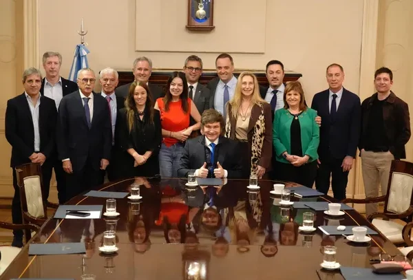 Cumbre en el Gobierno para ponerle fecha a las presentaciones de las reformas laboral e impositiva